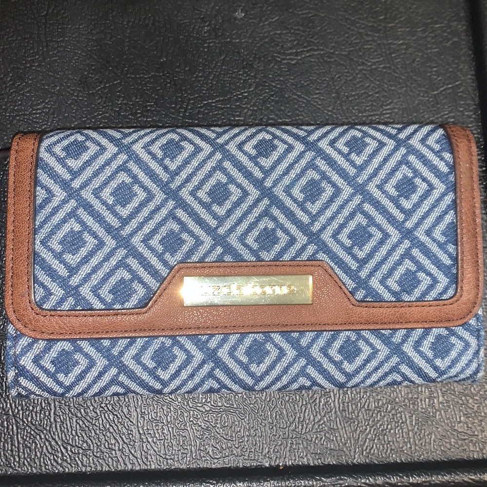 LiZ Claiborne wallet